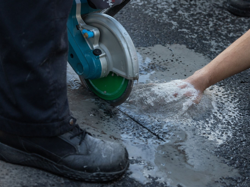 Eine 41-Jährige hat nach Angaben der Letzten Generation die bislang höchste Strafe bekommen, die gegen ein Mitglied der Protestgruppe wegen Sitzblockaden ausgesprochen wurde. - Foto: Hannes P. Albert/dpa