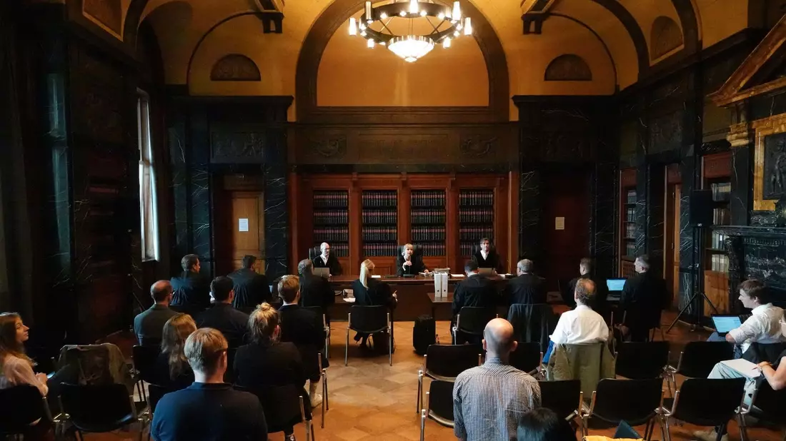 Stephanie Zöllner (hinten, M), Vorsitzende Richterin am Hanseatischen Oberlandesgericht, und weitere Verhandlungsbeteiligte zu Beginn der mündlichen Verhandlung zur Musterfeststellungsklage gegen Parship. - Bild: Franziska Spiecker/dpa