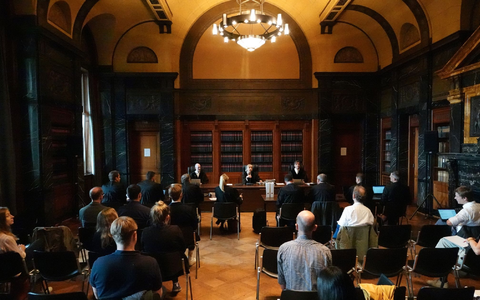 Stephanie Zöllner (hinten, M), Vorsitzende Richterin am Hanseatischen Oberlandesgericht, und weitere Verhandlungsbeteiligte zu Beginn der mündlichen Verhandlung zur Musterfeststellungsklage gegen Parship. - Foto: Franziska Spiecker/dpa