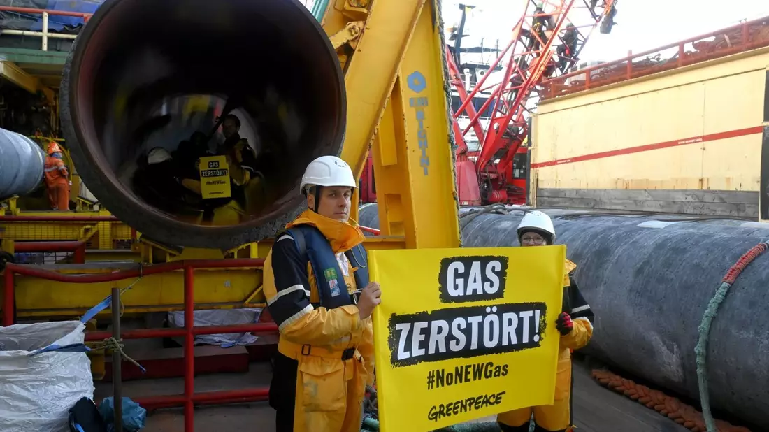 Greenpeace-Aktivisten protestieren im Greifswalder Bodden gegen die Verlegung einer Anbindungs-Pipeline für das geplante Rügener LNG-Terminal. - Bild: Anonymous/Greenpeace Germany/dpa