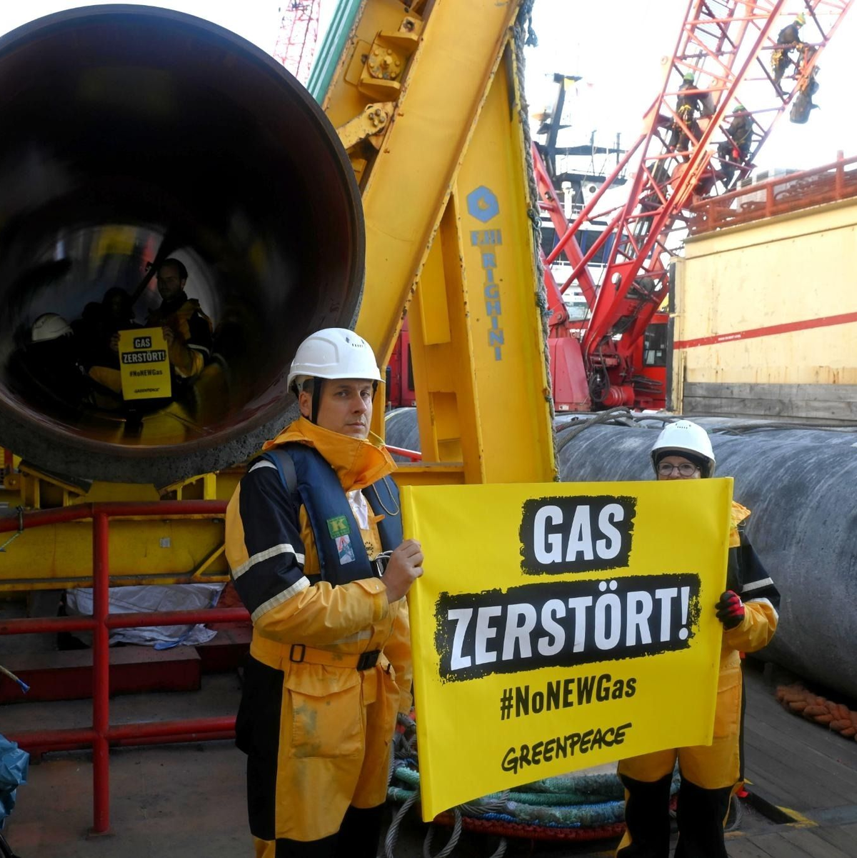 Greenpeace-Aktivisten protestieren im Greifswalder Bodden gegen die Verlegung einer Anbindungs-Pipeline für das geplante Rügener LNG-Terminal. - Foto: Anonymous/Greenpeace Germany/dpa