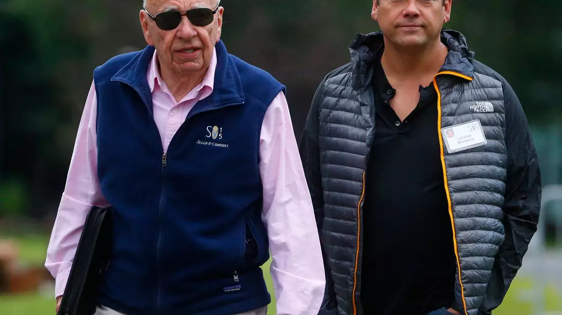 Medienunternehmer Rupert Murdoch (l) und sein Sohn Lachlan, aufgenommen vor einer Konferenz im US-Bundesstaat Idaho. - Bild: Andrew Gombert/EPA/dpa