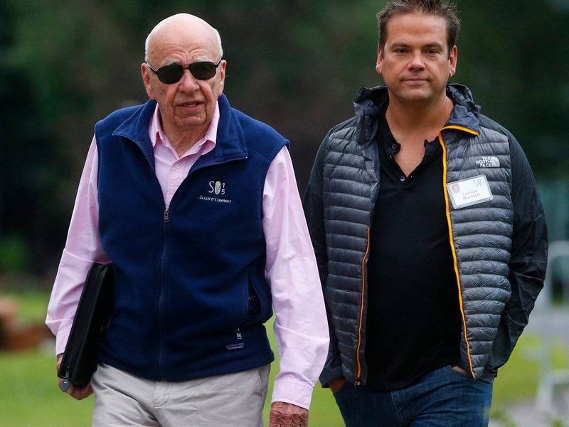 Medienunternehmer Rupert Murdoch (l) und sein Sohn Lachlan, aufgenommen vor einer Konferenz im US-Bundesstaat Idaho. - Foto: Andrew Gombert/EPA/dpa