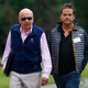 Medienunternehmer Rupert Murdoch (l) und sein Sohn Lachlan, aufgenommen vor einer Konferenz im US-Bundesstaat Idaho. - Foto: Andrew Gombert/EPA/dpa