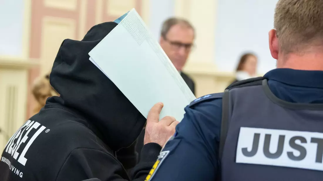 Kurz vor Weihnachten 2022 soll der Mann in seine Nichte erdrosselt und ihre Leiche im Garten vergraben haben. Wenige Tage später soll er einen Freund von ihr erschossen haben. - Bild: Silas Stein/dpa