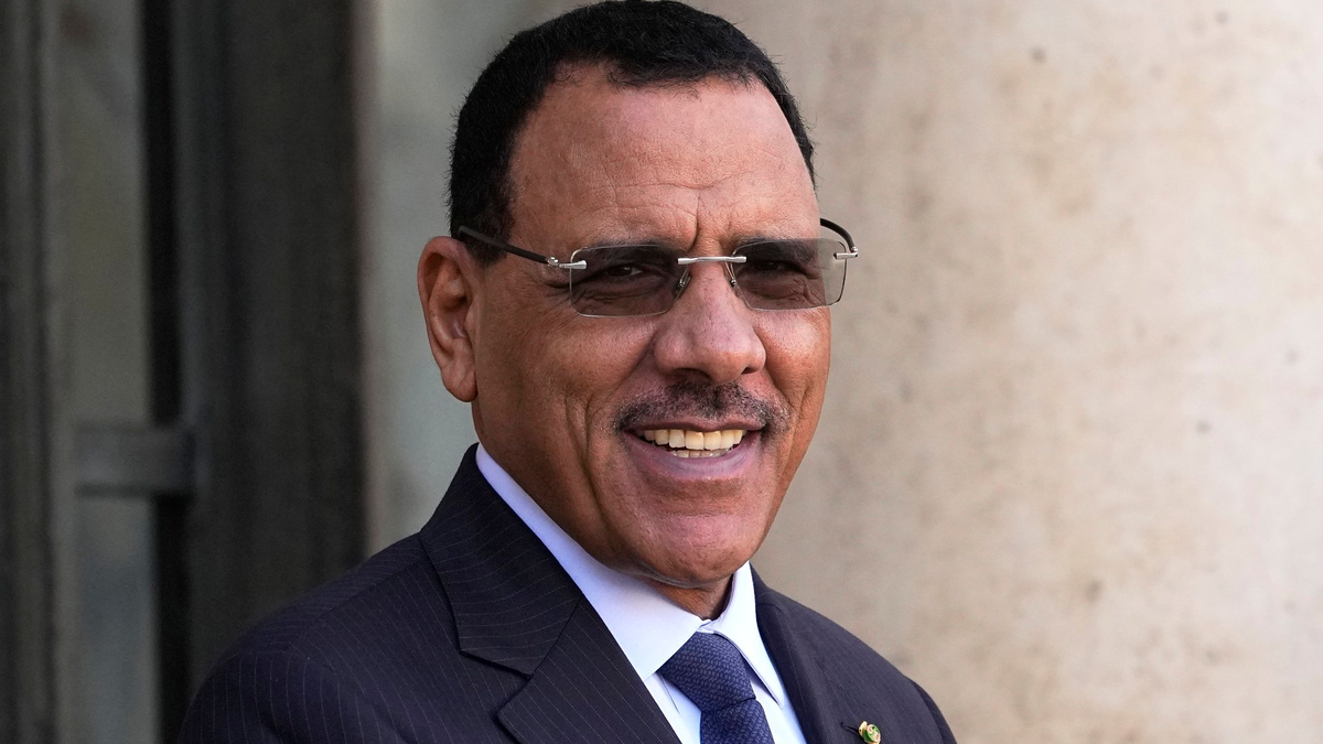 Nigers Präsident Mohamed Bazoum, seine Frau und sein Sohn werden seit dem Putsch im Präsidentenpalast in Nigers Hauptstadt Niamey festgehalten. - Foto: Michel Euler/AP