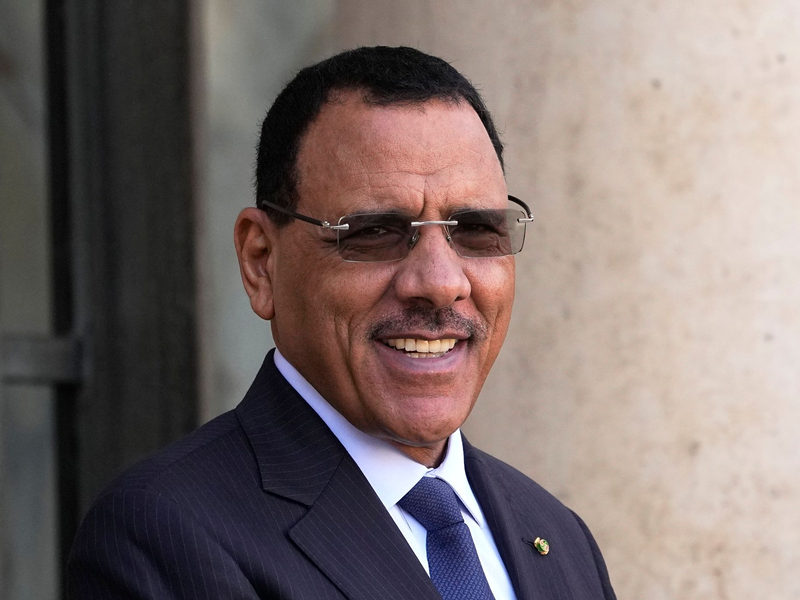 Nigers Präsident Mohamed Bazoum, seine Frau und sein Sohn werden seit dem Putsch im Präsidentenpalast in Nigers Hauptstadt Niamey festgehalten. - Foto: Michel Euler/AP