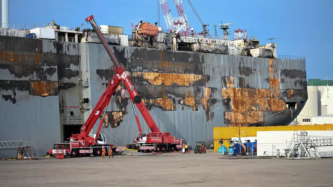 Der schwer beschädigte Autofrachter «Fremantle Highway» lag vor seiner Weiterreise nach Rotterdam in Eemshaven. - Bild: Lars Penning/dpa