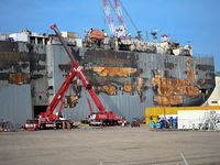 Der schwer beschädigte Autofrachter «Fremantle Highway» lag vor seiner Weiterreise nach Rotterdam in Eemshaven. - Foto: Lars Penning/dpa