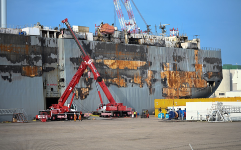 Der schwer beschädigte Autofrachter «Fremantle Highway» lag vor seiner Weiterreise nach Rotterdam in Eemshaven. - Foto: Lars Penning/dpa