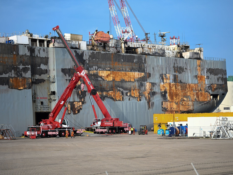 Der schwer beschädigte Autofrachter «Fremantle Highway» lag vor seiner Weiterreise nach Rotterdam in Eemshaven. - Foto: Lars Penning/dpa