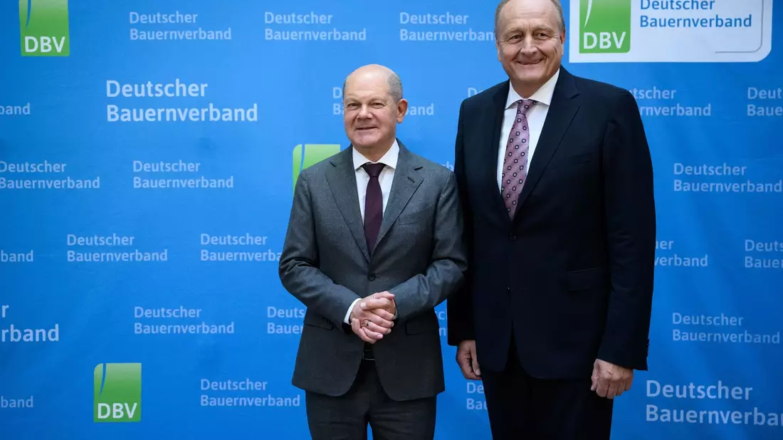 Joachim Rukwied (r), Präsident des Deutschen Bauernverbandes, begrüßt Bundeskanzler Olaf Scholz (SPD) beim Festakt zu 75 Jahren Deutscher Bauernverband. - Bild: Bernd von Jutrczenka/dpa