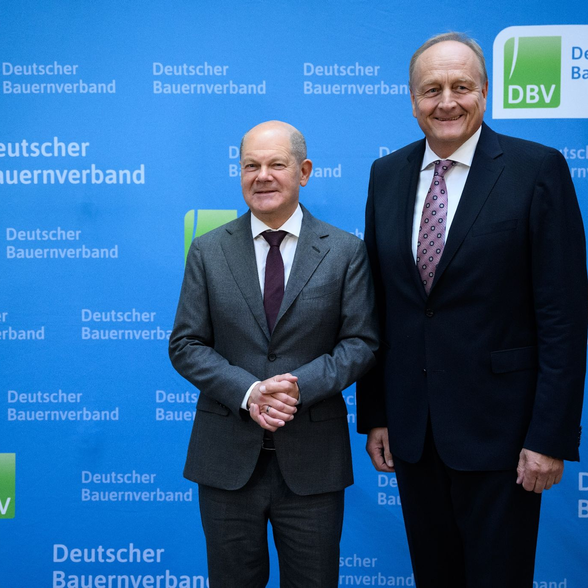 Joachim Rukwied (r), Präsident des Deutschen Bauernverbandes, begrüßt Bundeskanzler Olaf Scholz (SPD) beim Festakt zu 75 Jahren Deutscher Bauernverband. - Foto: Bernd von Jutrczenka/dpa