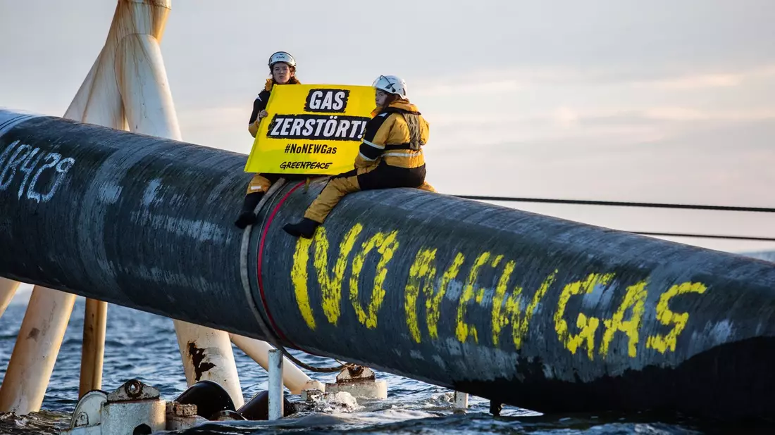 Umweltschutzaktivisten von Greenpeace sitzen auf der Pipeline. - Bild: Julius Schrank/Greenpeace Germany/dpa