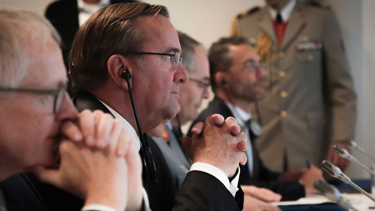 Bundesverteidigungsminister Boris Pistorius (M, SPD) während des bilateralen Treffens auf dem Luftwaffenstützpunkt Evreux. - Foto: Lou Besnoist/POOL AFP/AP/dpa