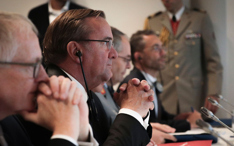 Bundesverteidigungsminister Boris Pistorius (M, SPD) während des bilateralen Treffens auf dem Luftwaffenstützpunkt Evreux. - Foto: Lou Besnoist/POOL AFP/AP/dpa