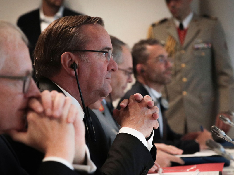 Bundesverteidigungsminister Boris Pistorius (M, SPD) während des bilateralen Treffens auf dem Luftwaffenstützpunkt Evreux. - Foto: Lou Besnoist/POOL AFP/AP/dpa