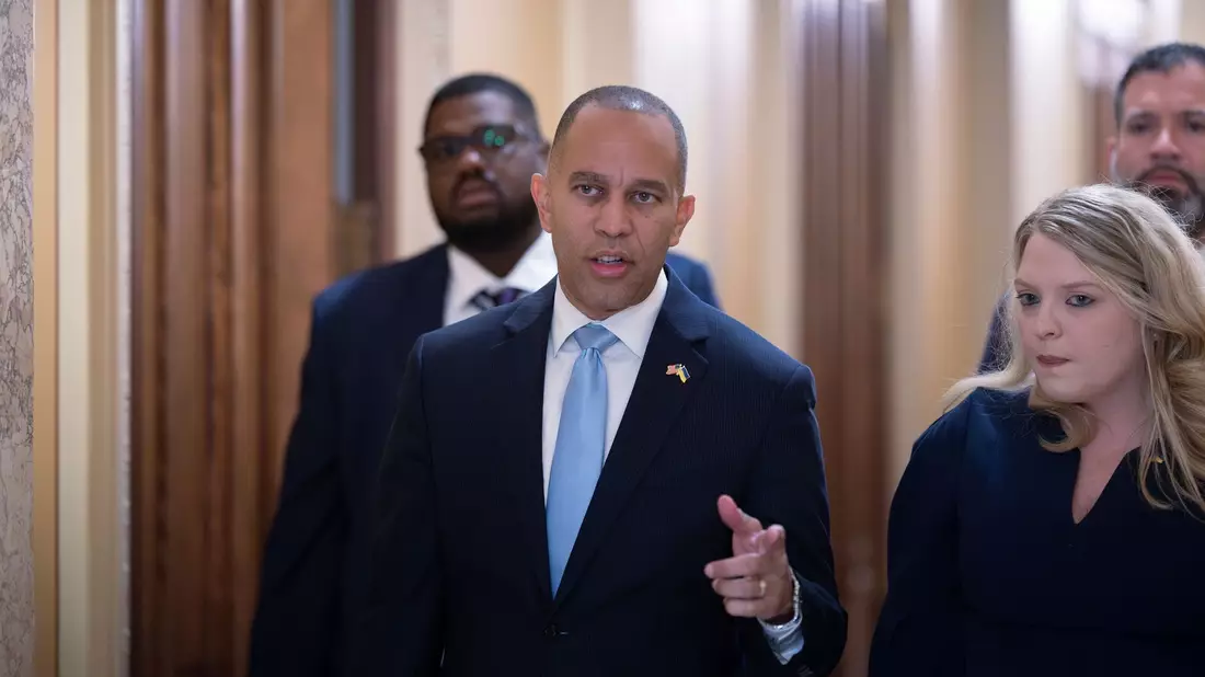 Der oberste Demokrat im US-Repräsentantenhaus, Hakeem Jeffries, übt harsche Kritik an den Republikanern. - Bild: J. Scott Applewhite/AP/dpa