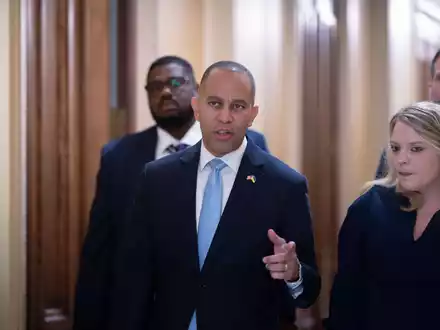 Der oberste Demokrat im US-Repräsentantenhaus, Hakeem Jeffries, übt harsche Kritik an den Republikanern. - Foto: J. Scott Applewhite/AP/dpa