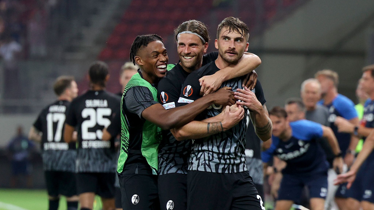 Maximilian Philipp (r) sicherte Freiburg bei Olympiakos den Sieg. - Foto: Yorgos Karahalis/dpa