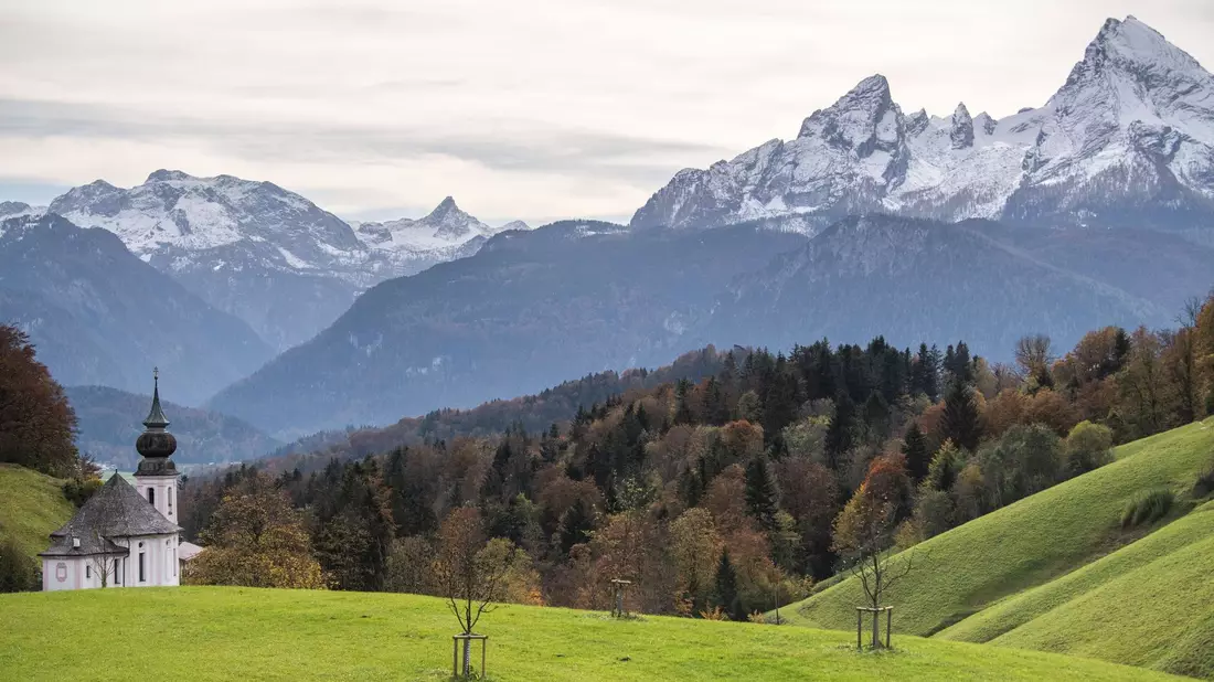 Der Watzmann (r) ist der dritthöchste Berg Deutschlands (2713 Meter). - Bild: Lino Mirgeler/dpa