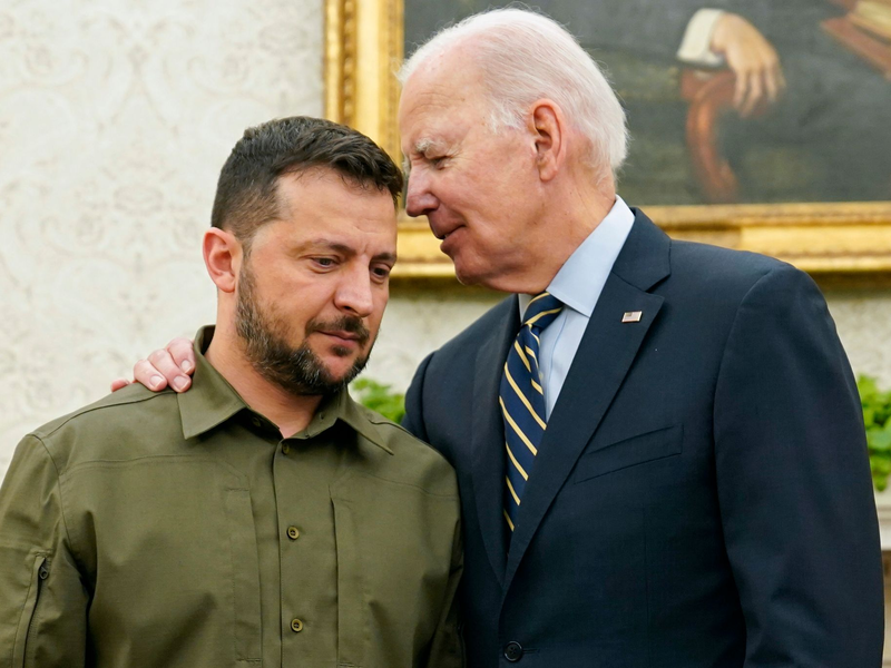 Dankt für die Untersützung an «allen 575 Tagen» des Krieges: Wolodymyr Selenskyj zu Besuch bei Joe Biden. - Foto: Evan Vucci/AP/dpa