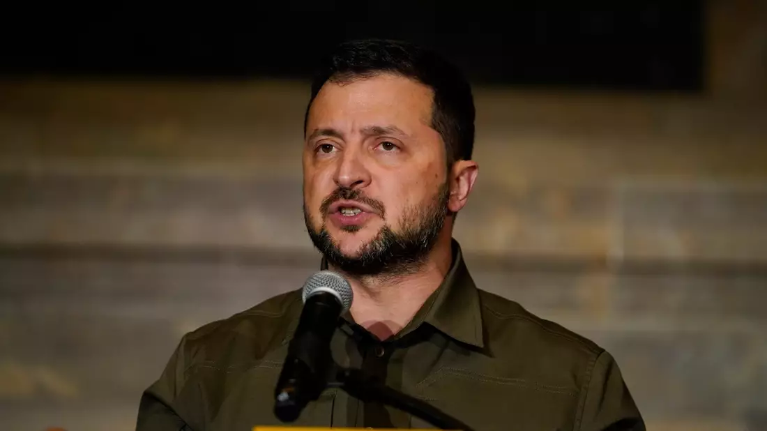 Der ukrainische Präsident Wolodomyr Selenskyj verkündet die Gründung einer Allianz der Verteidigungsindustrie. - Bild: Stephanie Scarbrough/AP