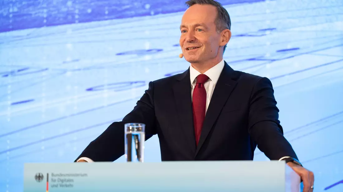 FDP-Verkehrsminister Volker Wissing weicht der Frage aus, ob der Preis von 49 Euro für das Deutschlandticket gehalten werden kann. - Bild: Lando Hass/dpa