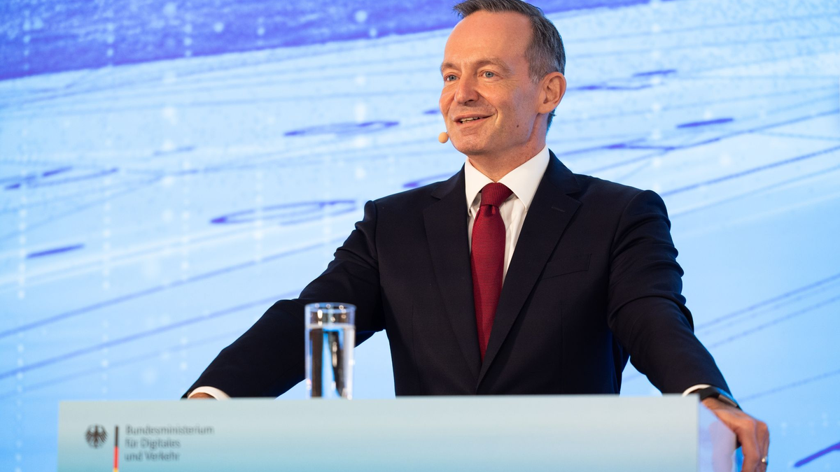 FDP-Verkehrsminister Volker Wissing weicht der Frage aus, ob der Preis von 49 Euro für das Deutschlandticket gehalten werden kann. - Foto: Lando Hass/dpa