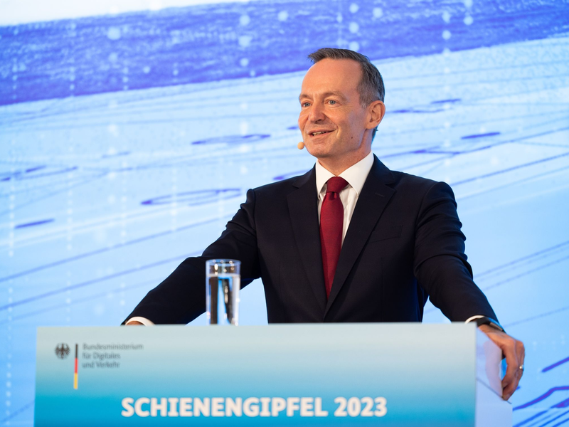 FDP-Verkehrsminister Volker Wissing weicht der Frage aus, ob der Preis von 49 Euro für das Deutschlandticket gehalten werden kann. - Foto: Lando Hass/dpa