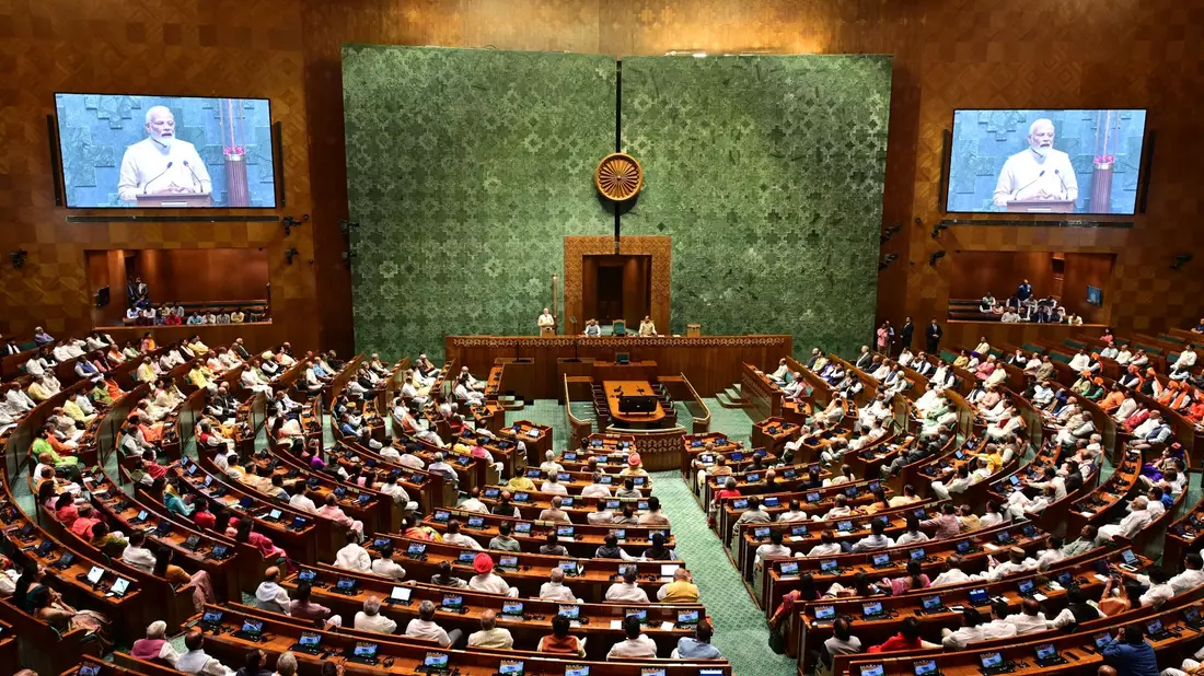 Indiens Premierminister Narendra Modi spricht im Parlament in Neu Delhi. - Bild: Uncredited/AP/dpa