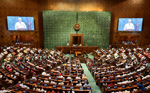 Indiens Premierminister Narendra Modi spricht im Parlament in Neu Delhi. - Foto: Uncredited/AP/dpa