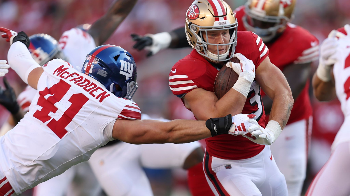 San Francisco 49ers Running Back Christian McCaffrey (r) läuft gegen New York Giants Linebacker Micah McFadden (41). - Foto: Jed Jacobsohn/AP/dpa
