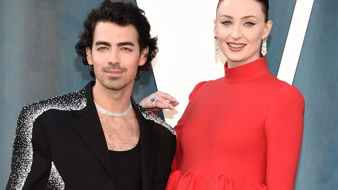 Joe Jonas (l) soll die gemeinsamen Kinder unrechtmäßig in New York festgehalten haben - Sophie Turner (r) wollte die Mädchen zu sich nach England holen. Nun haben sie sich geeinigt. - Bild: Evan Agostini/Invision via AP/dpa