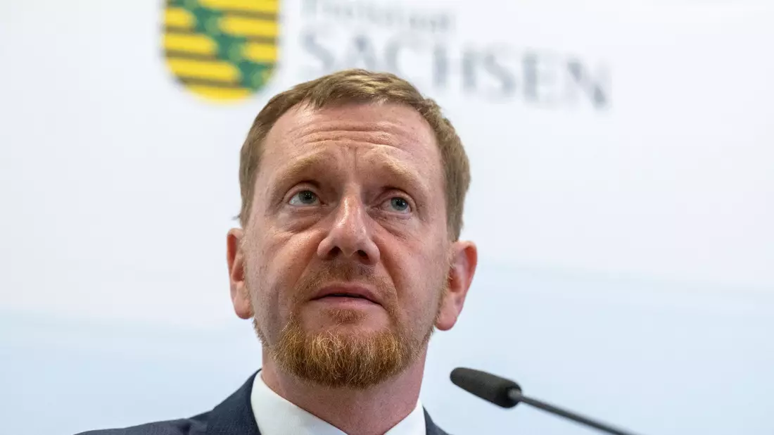 Spricht nicht von einer Obergrenze, aber von einer Zahl zur Orientierung bei der Flüchtlingsaufnahme: Sachsens Ministerpräsident Michael Kretschmer (CDU). - Bild: Hendrik Schmidt/dpa