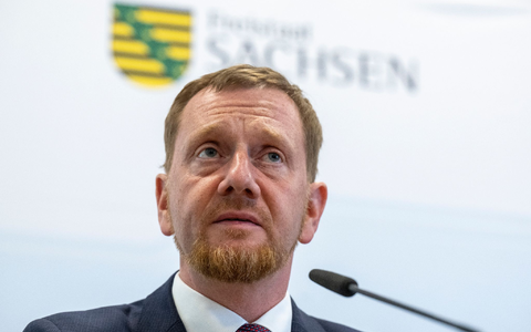 Die Bezahlkarte sei wichtig, um Transferzahlungen von Geflüchteten in ihre Herkunftsländer zu erschweren, sagt Michael Kretschmer. - Foto: Hendrik Schmidt/dpa