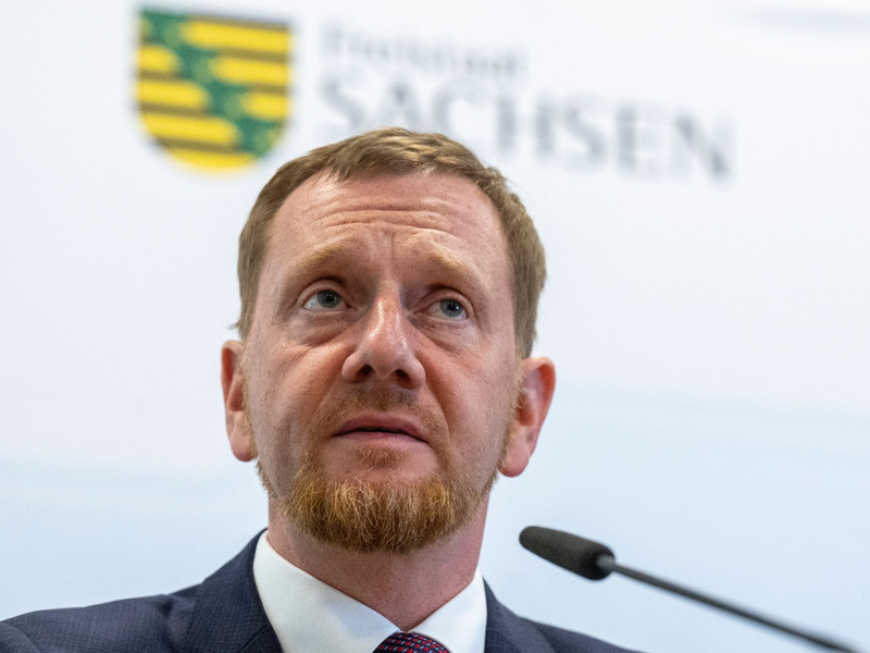 Spricht nicht von einer Obergrenze, aber von einer Zahl zur Orientierung bei der Flüchtlingsaufnahme: Sachsens Ministerpräsident Michael Kretschmer (CDU). - Foto: Hendrik Schmidt/dpa