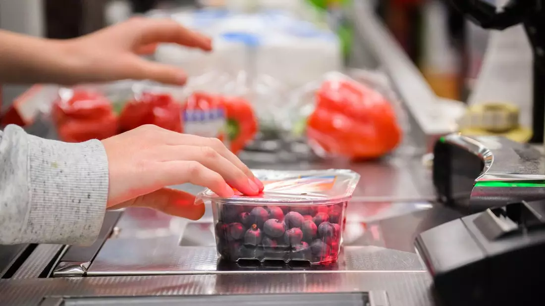 Versteckte Preiserhöhungen im Supermarkt sind nicht selten - Verbraucher stören sich daran. - Bild: Julian Stratenschulte/dpa