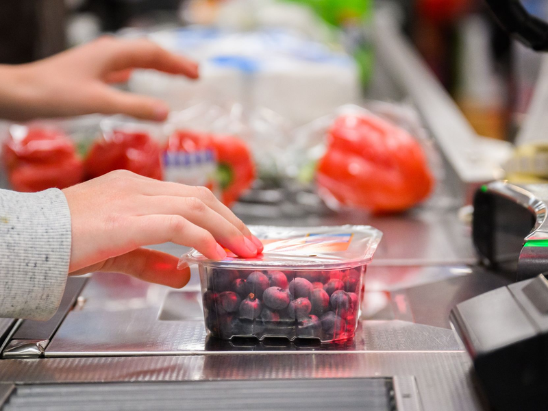 Versteckte Preiserhöhungen im Supermarkt sind nicht selten - Verbraucher stören sich daran. - Foto: Julian Stratenschulte/dpa