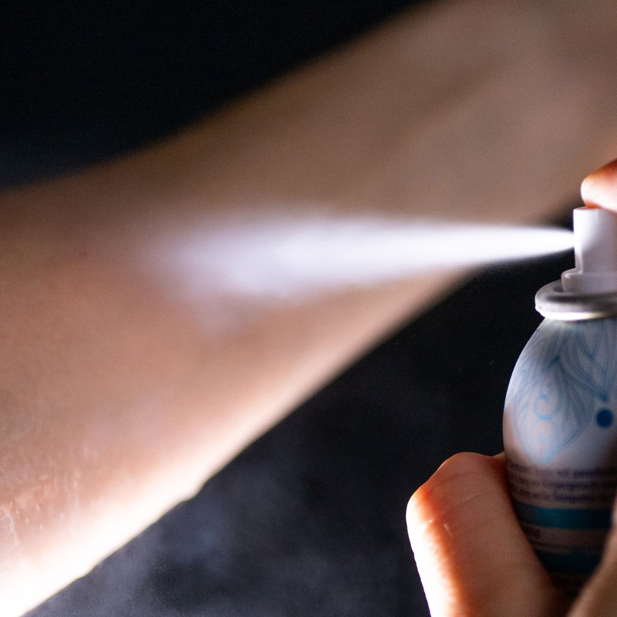 Wenn man sich Deo lange auf eine Hautstelle sprüht, können laut BfR im Extremfall innerhalb weniger Sekunden Temperaturabsenkungen auf bis zu -30 Grad erreicht werden. - Foto: Monika Skolimowska/dpa