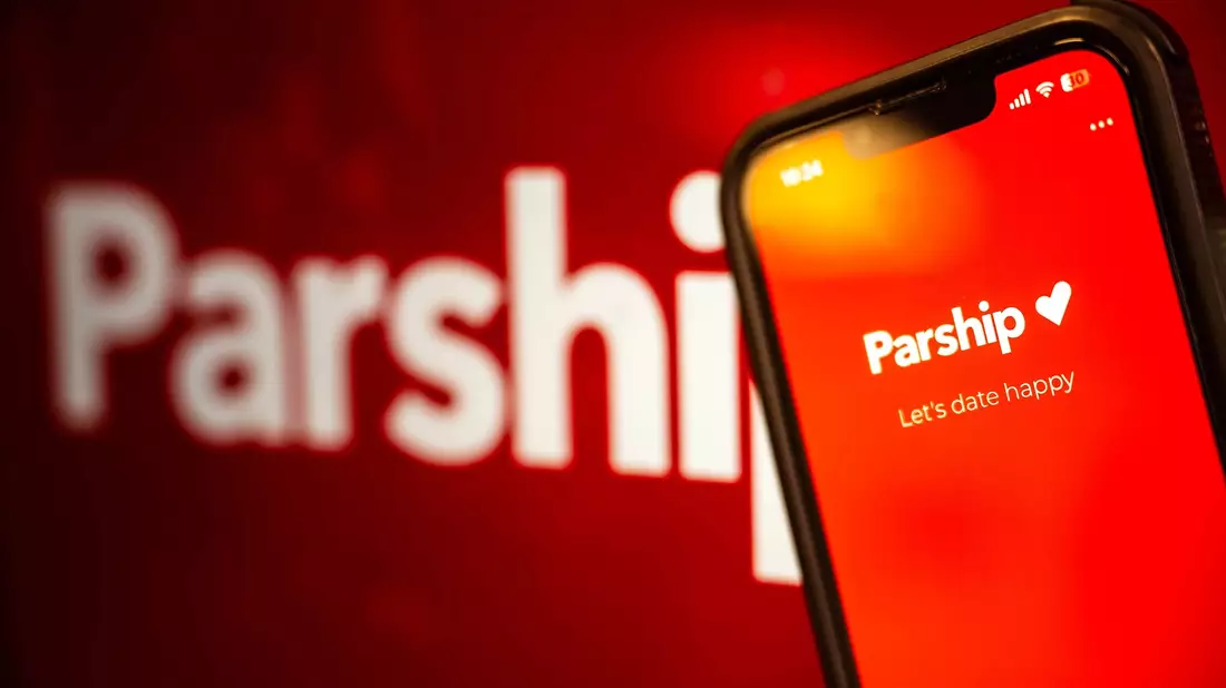 Die App der Online-Partnervermittlung Parship auf einem Smartphone. - Bild: Sina Schuldt/dpa