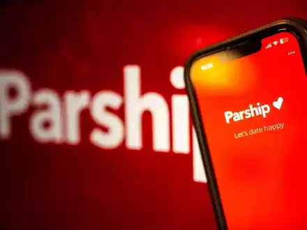 Die App der Online-Partnervermittlung Parship auf einem Smartphone. - Foto: Sina Schuldt/dpa