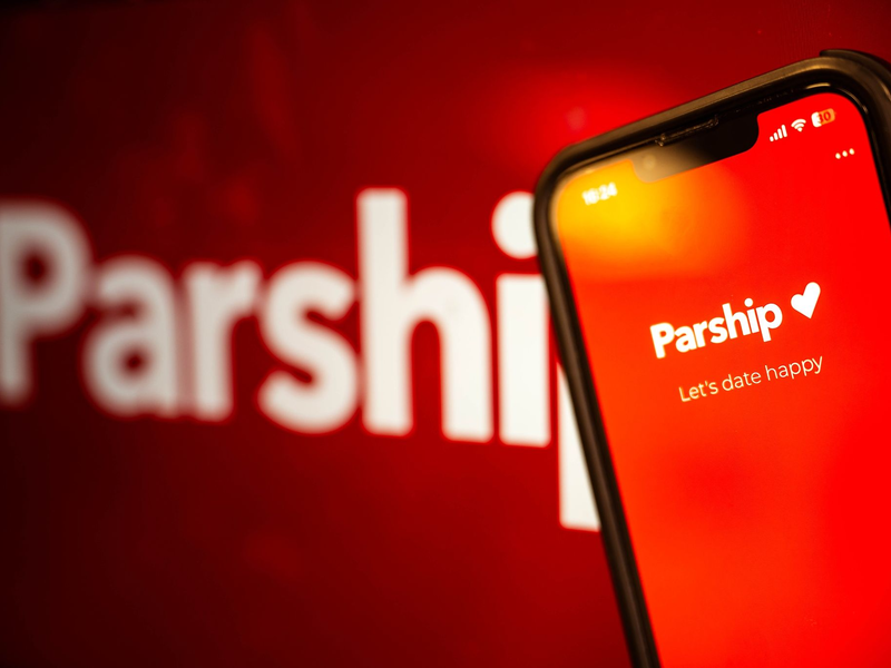 Die App der Online-Partnervermittlung Parship auf einem Smartphone. - Foto: Sina Schuldt/dpa