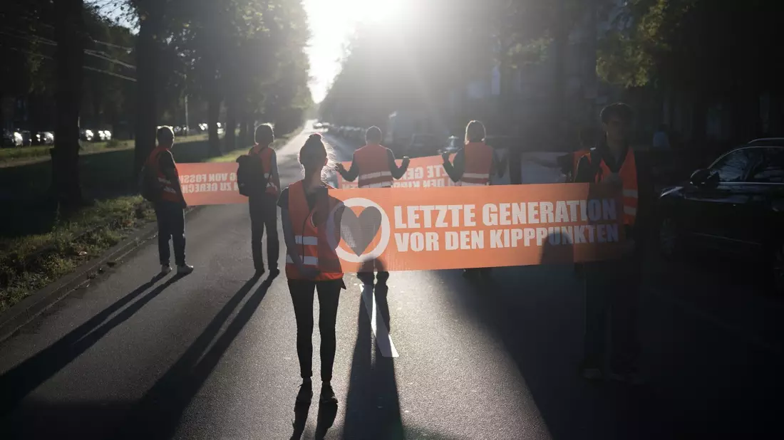 75 Unterstützer der Letzten Generation haben sich am Vormittag in Berlin an Straßenblockaden beteiligt. - Bild: Sebastian Christoph Gollnow/dpa