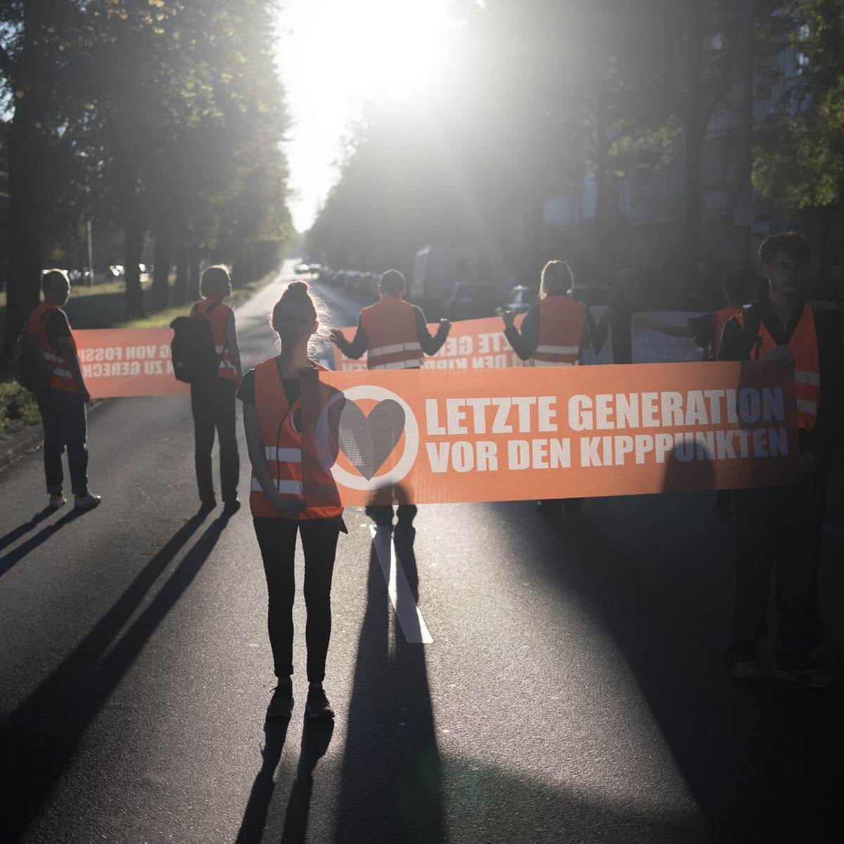 75 Unterstützer der Letzten Generation haben sich am Vormittag in Berlin an Straßenblockaden beteiligt. - Foto: Sebastian Christoph Gollnow/dpa