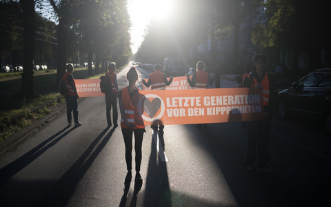 75 Unterstützer der Letzten Generation haben sich am Vormittag in Berlin an Straßenblockaden beteiligt. - Foto: Sebastian Christoph Gollnow/dpa