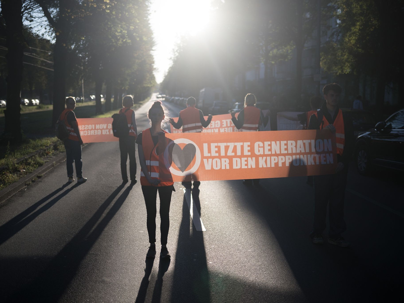 75 Unterstützer der Letzten Generation haben sich am Vormittag in Berlin an Straßenblockaden beteiligt. - Foto: Sebastian Christoph Gollnow/dpa