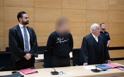 Der Angeklagte (M) und seine Verteidiger im Gerichtssaal im Landgericht Bielefeld. - Foto: Bernd Thissen/dpa Der Angeklagte (M) und seine Verteidiger im Gerichtssaal im Landgericht Bielefeld. - Foto: Bernd Thissen/dpa