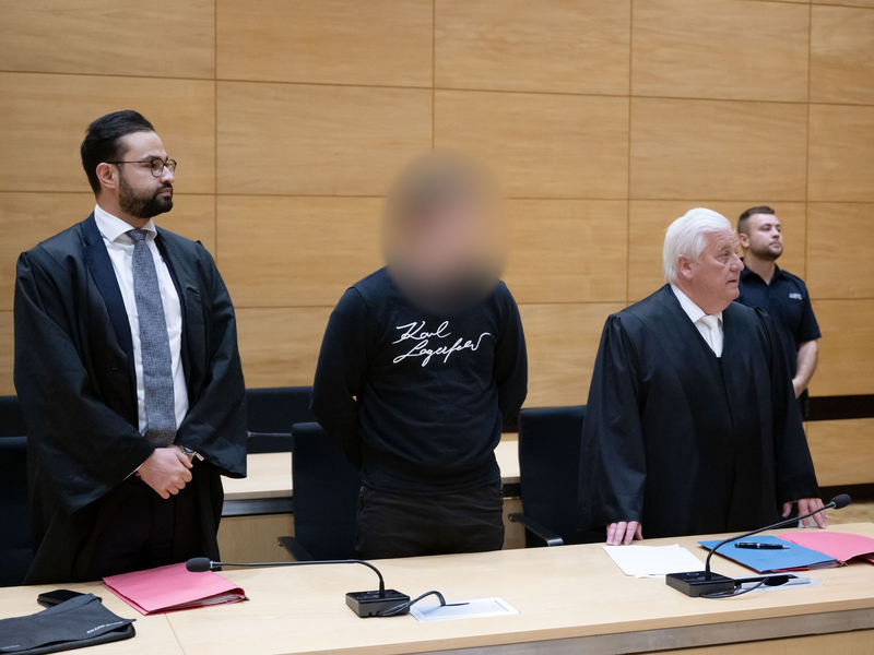 Der Angeklagte (M) und seine Verteidiger im Gerichtssaal im Landgericht Bielefeld. - Foto: Bernd Thissen/dpa