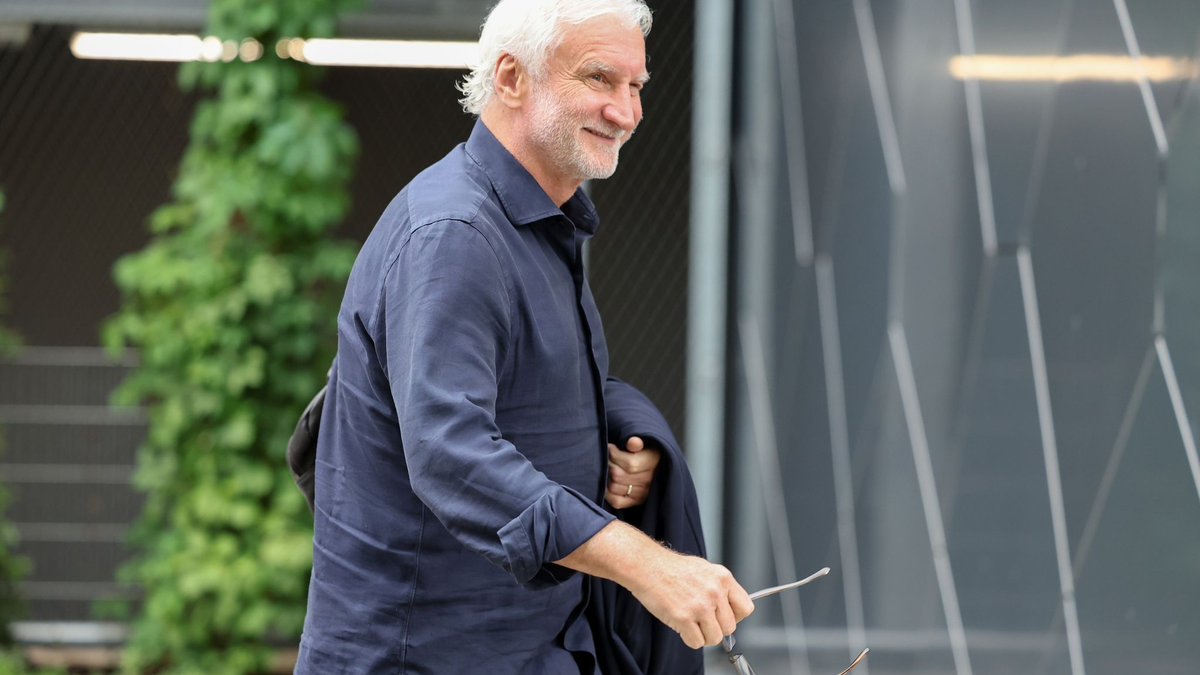 DFB-Sportdirektor Rudi Völler trifft vor der Präsidiumssitzung und Sitzung des Aufsichtsrates der DFB-GmbH am DFB-Campus ein. - Foto: Jörg Halisch/dpa
